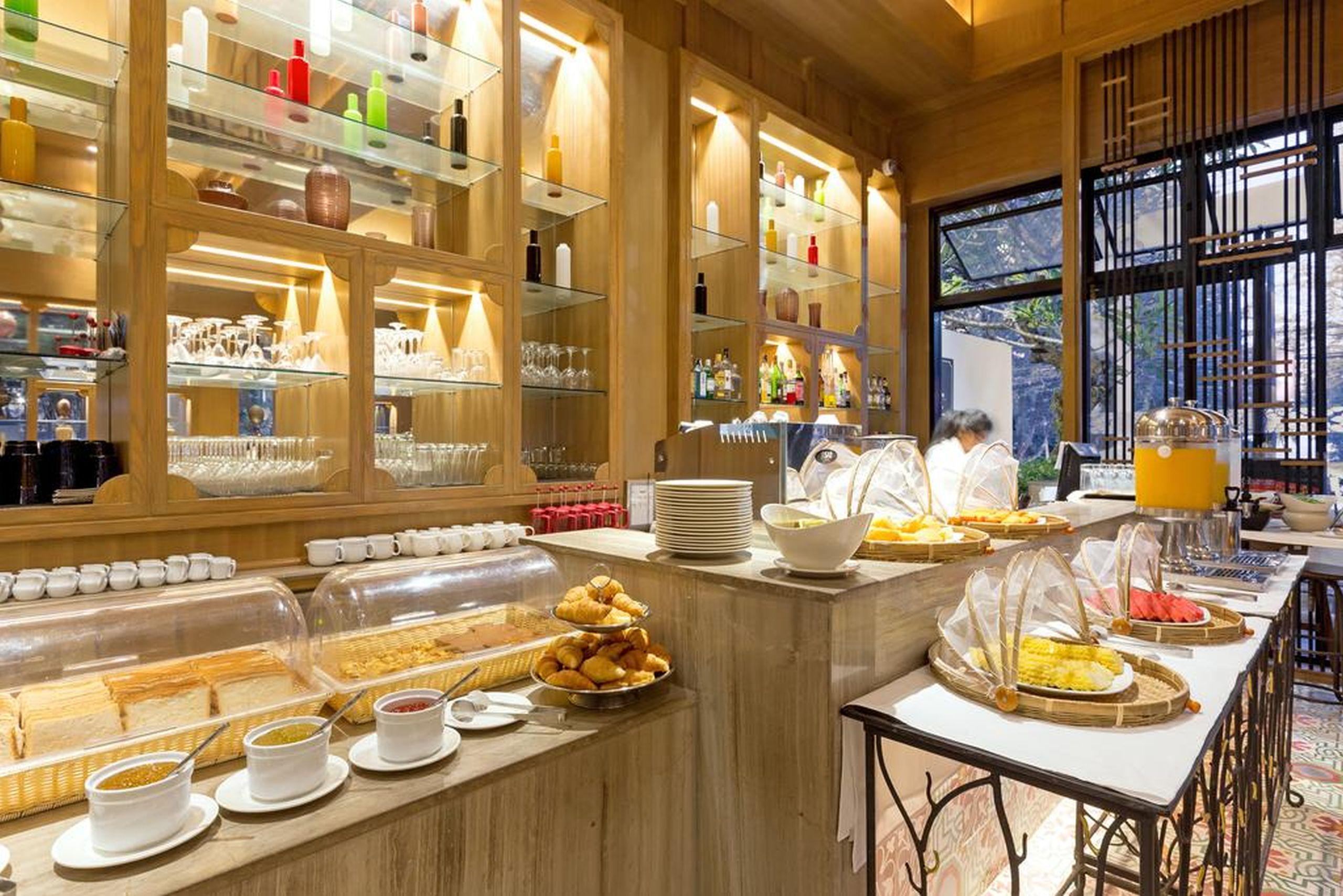 Outrigger Surin Beach Resort - Sha Extra Plus Εξωτερικό φωτογραφία The buffet at the hotel