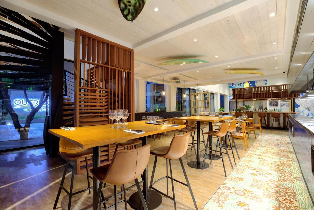 Outrigger Surin Beach Resort - Sha Extra Plus Εξωτερικό φωτογραφία Restaurant