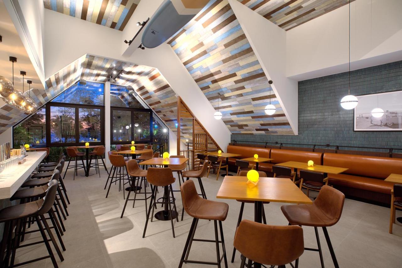 Outrigger Surin Beach Resort - Sha Extra Plus Εξωτερικό φωτογραφία Interior of a Shake Shack restaurant