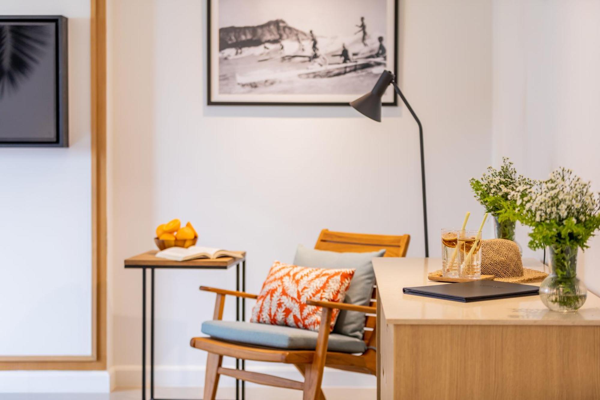 Outrigger Surin Beach Resort - Sha Extra Plus Δωμάτιο φωτογραφία A room at the hotel