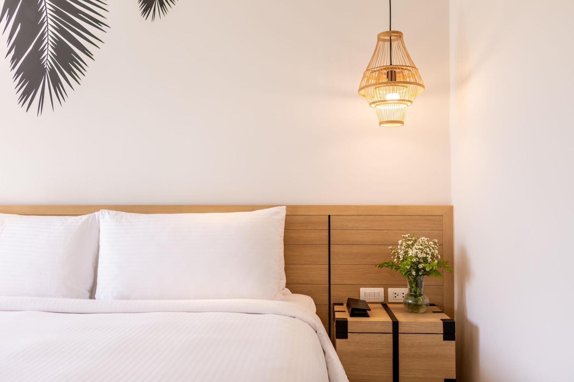 Outrigger Surin Beach Resort - Sha Extra Plus Δωμάτιο φωτογραφία A room at the hotel