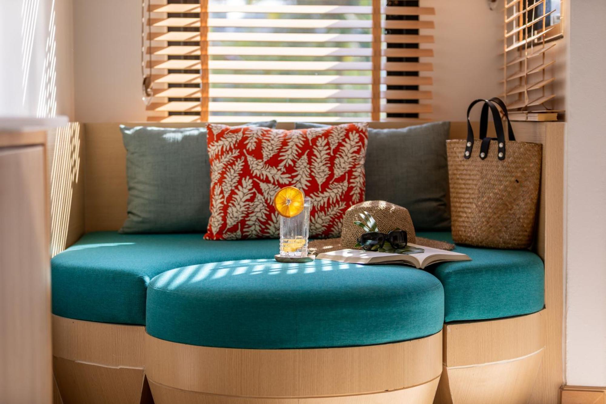 Outrigger Surin Beach Resort - Sha Extra Plus Δωμάτιο φωτογραφία Interior of a mobile home